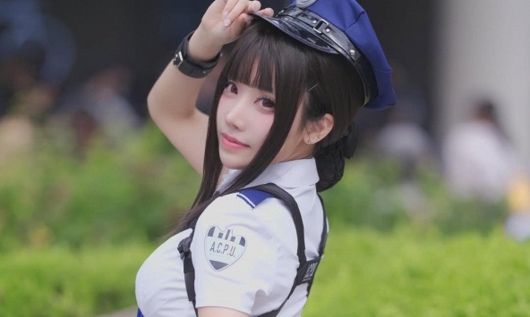 Hóa thân thành nữ cảnh sát, hot coser này khiến anh em game thủ đồng loạt 'giơ tay' xin hàng