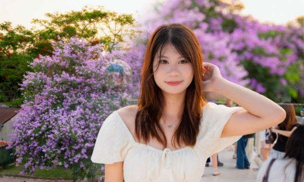 Cứ sau 3 giờ chiều, một góc phố ở Hà Nội lại đông kẹt cứng vì 1 cây hoa