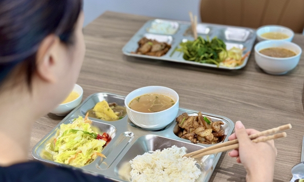 Đột nhập Sky Lounge: Bữa ăn 38.000 đồng của tiếp viên hàng không Vietnam Airlines có gì?