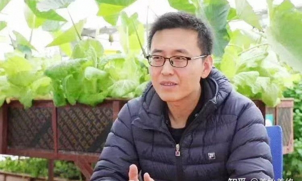 Phát hiện người đàn ông kiếm hơn 139 tỷ đồng/năm nhờ mô hình “trồng rau không cần bón phân, nuôi cá không cần thay nước”