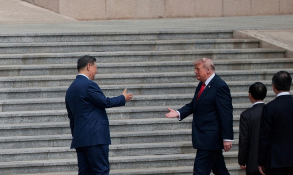 Hé lộ thông điệp từ 5 cú vỗ của ông Donald Trump khi bắt tay ông Tập Cận Bình