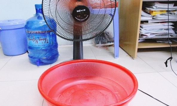 Mẹo làm mát nhà không cần điều hòa, chỉ cần quạt và nước đá: EVN cảnh báo