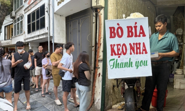 Bí ẩn quán bò bía bán chạy nhất Việt Nam: Anh chủ lên đời mặt bằng riêng, khách xếp hàng chục mét bán sạch sau 3 tiếng