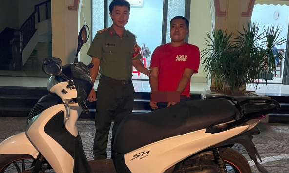 Chở vị khách lúc đêm muộn, tài xế xe ôm công nghệ lập tức đi báo công an