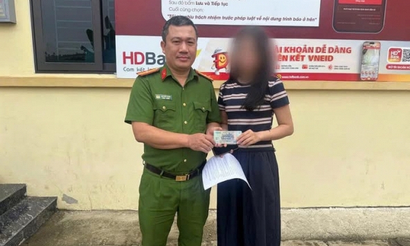 Cô gái trẻ lập tức rút toàn bộ số tiền được chuyển khoản, mang đến trụ sở công an