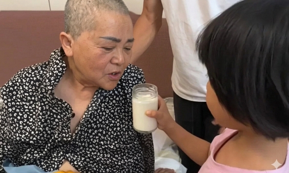 Người mẹ sinh con ở tuổi 67 nay nằm liệt giường, chồng 75 tuổi phải đi làm để nuôi cả gia đình
