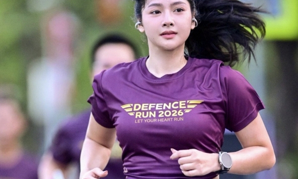Tưởng chỉ là hot girl đường chạy, ai dè vào trang cá nhân mới ngỡ ngàng 