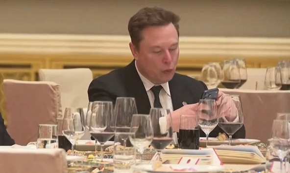 Tỷ phú Elon Musk dùng điện thoại gì?