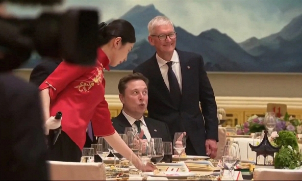 Chuyến công du của Musk giống như “một kỳ nghỉ mát” cùng con trai 