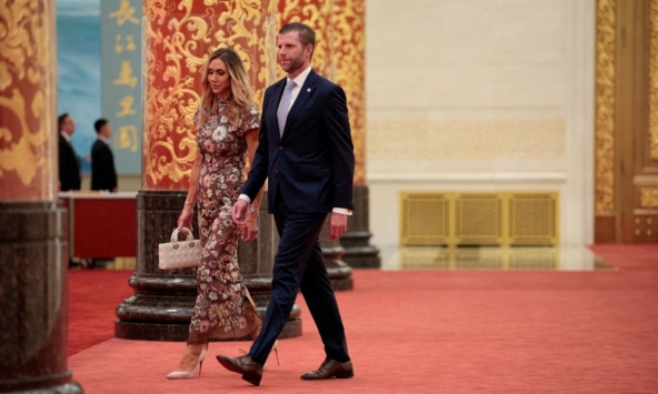 Con dâu ông Trump 'gây sốt' khi trang phục sườn xám