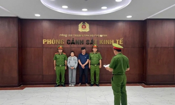 Khám xét, bắt tạm giam người phụ nữ bán bột ngọt giả Dương Thị Yến Xuân SN 1970