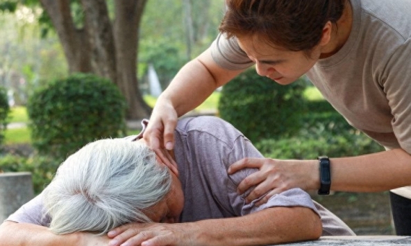 Người phụ nữ đột ngột qua đời sau bữa trưa, bác sĩ cảnh báo: Nhiều người làm 4 việc sau khi ăn mà không biết đang hại mình