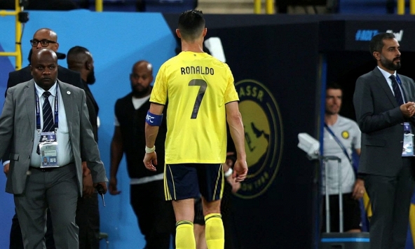 Ronaldo bất lực nhìn Al Nassr mất cúp C2 châu Á, quay lưng đi thẳng vào đường hầm 