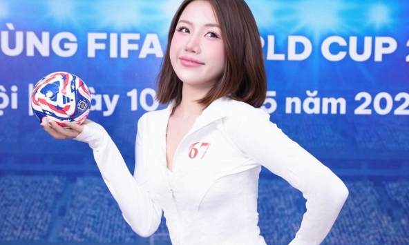 World Cup chưa đến, thế nhưng mạng xã hội đã 'nóng' vì sự xuất hiện của một hot girl 