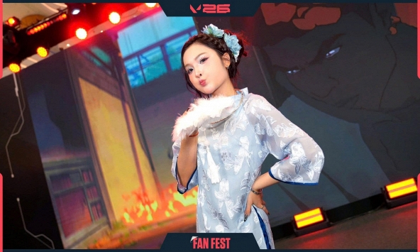 Bất ngờ gặp lại nữ MC có 'nụ hôn viral' tại Fan Fest VALORANT