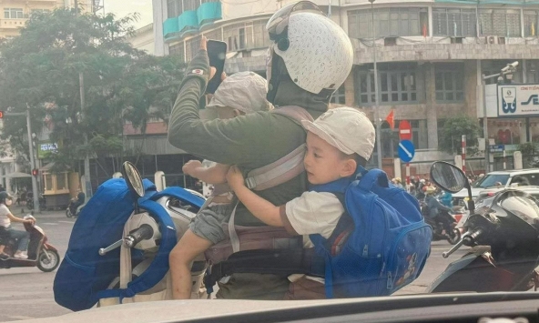 Bức ảnh 'mẹ cân tất' đang viral: Chúng ta từ những cô gái trói gà không chặt, sau 9 tháng 10 ngày đều trở thành siêu nhân hết!