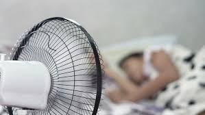Khi đi ngủ nên bật quạt hướng vào đầu hay hướng vào chân? Đáp án gây bất ngờ