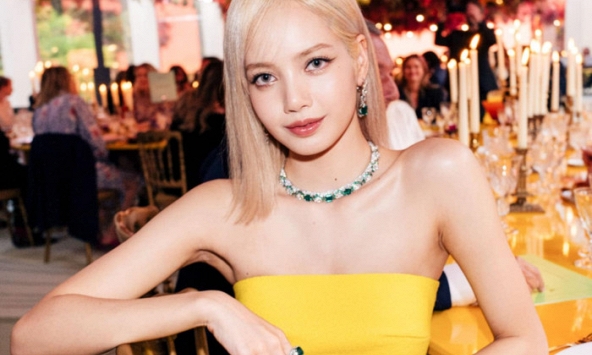 Một bức ảnh của Lisa (BLACKPINK) có giá 16 tỷ đồng