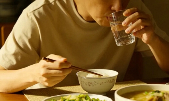 Lời khuyên cho tất cả những ai có thói quen vừa ăn vừa uống