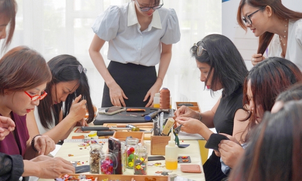 Trải nghiệm chế tác ví da handmade theo chuẩn thủ công quốc tế