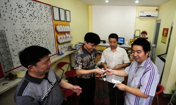 Phát hiện 2 người ở 2 tỉnh khác nhau mua vé số cùng phút, cùng dãy số và cùng trúng độc đắc hơn 32 tỷ đồng