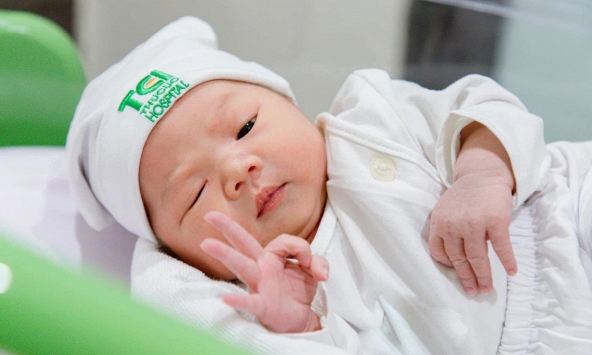 Sau khi đầy tháng, em bé có 3 biểu hiện này thì IQ chắc chắn không thấp, bố mẹ có thể yên tâm!