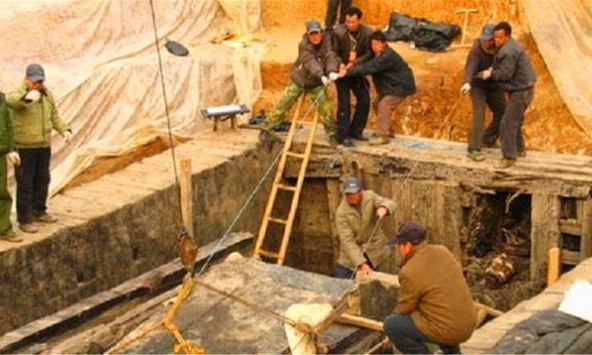 Vừa rút nước khỏi mộ cổ 2.000 năm, nhóm khảo cổ bất ngờ trước bóng đen đang bò ra từ bóng tối