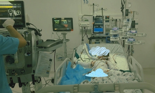Bé trai 4 tuổi mất cả cha lẫn mẹ sau vụ cháy kinh hoàng, đang giành giật sự sống với cơ thể bị bỏng 90%