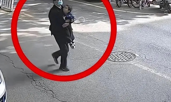 Chồng dẫn nhóm người bịt mặt 'đón con' giữa phố, nữ Tiến sĩ Thanh Hoa chật vật với chuỗi ngày tìm kiếm con trong vô vọng