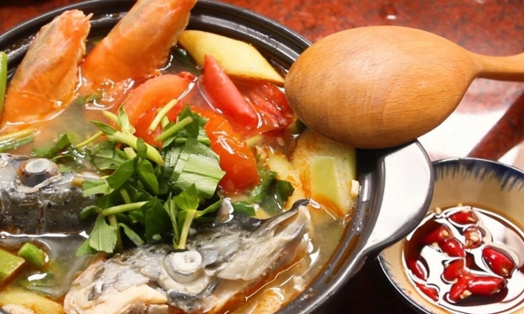 Đang mùa mận, thả ngay vài quả vào nồi canh cá nấu riêu kiểu này, vị chua thanh thoát át sạch mùi tanh