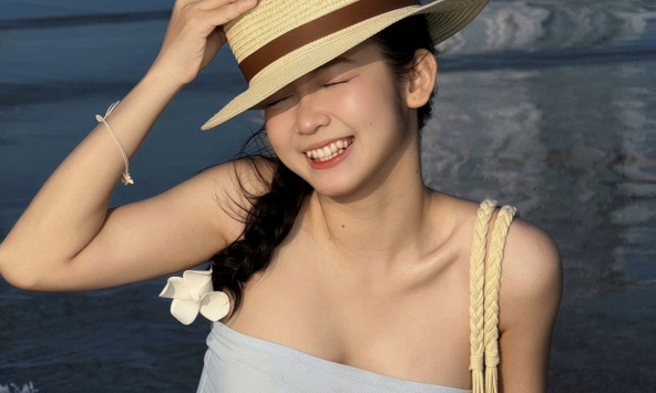Hà Phi Yến chẳng cần bikini, một nụ cười đủ 'gây bão' mạng