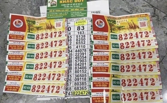 Mua 12 tờ vé số trong lúc đi đón con, tối đại lý đến tận nhà làm một việc