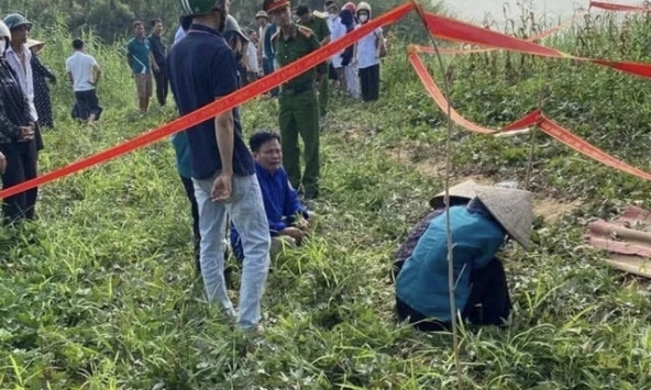 Nỗi đau gục ngã bên bờ sông Lô: Còn gì đau lòng hơn với 1 người mẹ khi phải tiễn đứa con ở độ tuổi non nớt đi thật xa