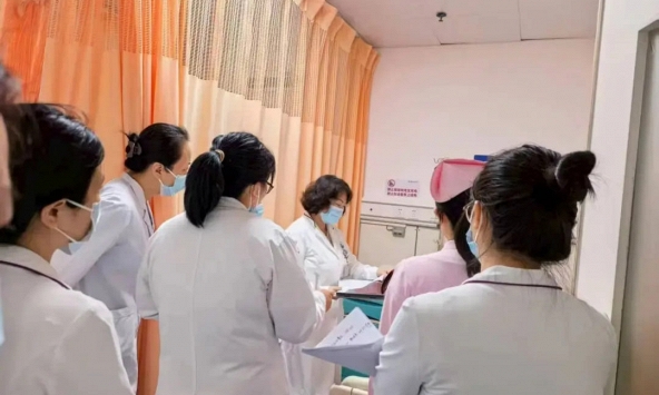 Thai phụ cận hơn 800 độ 'đẻ' thường, bác sĩ phải lập tức ngăn cản sau khi kiểm tra đáy mắt