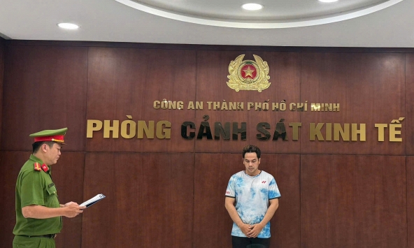 Cảnh sát đồng loạt kiểm tra 3 địa điểm bán hàng, khởi tố ông chủ Nguyễn Trần Việt Hoàng SN 1993
