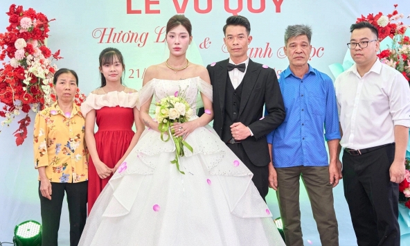 Con dâu đi bước nữa, bố mẹ chồng cũ tổ chức đàng hoàng ở Phú Thọ, vừa tiếp khách vừa chảy nước mắt