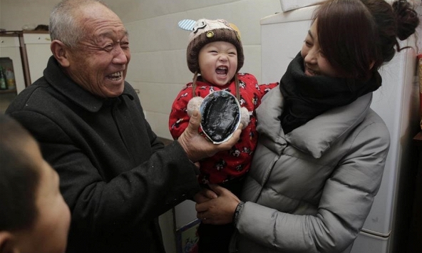 Gửi con về quê cho ông bà chăm, thứ những người làm cha làm mẹ thực sự 'gửi đi' là gì?