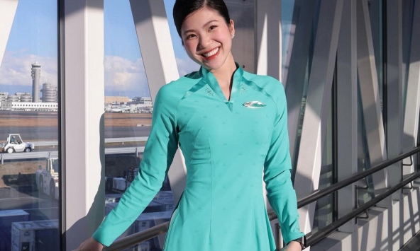 'Lên đồ' đi làm và 'lột xác' khi đi chơi, nữ tiếp viên hàng không khiến CĐM 'choáng' vì như sống 2 cuộc đời