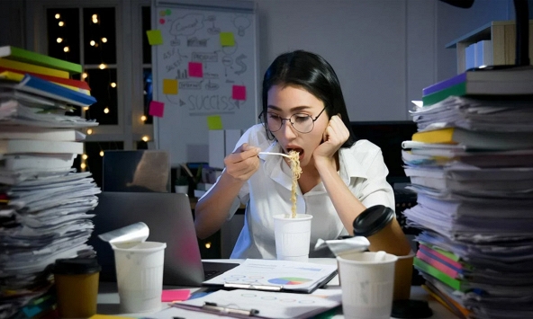 “Một ly nữa cho tỉnh”: Khi trà sữa, caffeine trở thành pin sạc cho thế hệ sống hustle