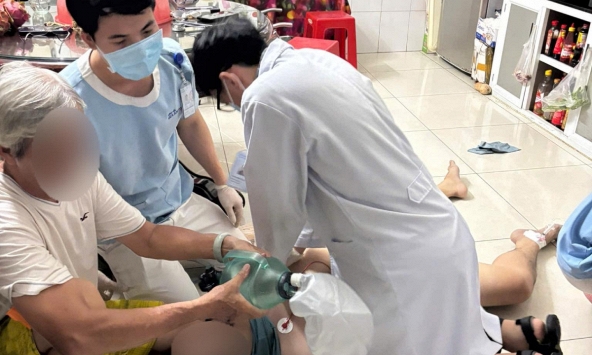 Nam giáo viên 38 tuổi đột ngột gục xuống ngưng tim sau bữa cơm gia đình, hình ảnh người cha già tóc bạc bật khóc khiến bác sĩ trăn trở
