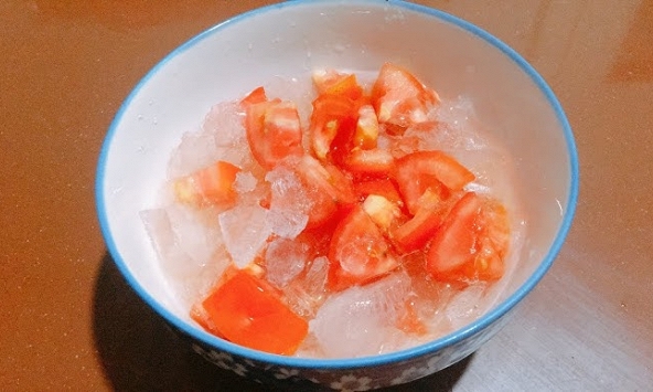 Người phụ nữ rất mê ăn cà chua với 1 loại gia vị, 3 tháng sau đi khám bác sĩ ngạc nhiên: 'Cô đã ăn gì vậy?'