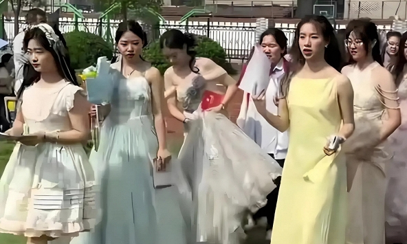 Nhiều nữ sinh mặc lộng lẫy dự lễ trưởng thành nhưng thản nhiên ngó lơ chai nước vứt chỏng chơ trên cỏ