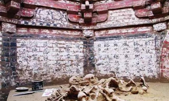 Vào mộ cổ nghìn năm, chuyên gia phát hiện điều bất thường: Đèn tắt ngấm, tường bỗng hiện đầy 'bóng người'