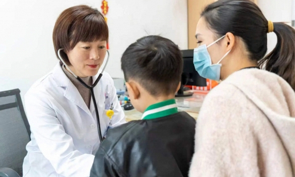 1 bác sĩ khuyên bé trai nên ngủ riêng sau 3 tuổi, nhưng chuyên gia thì cho rằng không có mốc nào là tuyệt đối