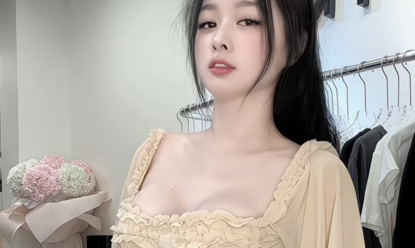Cận cảnh nhan sắc 'đốn tim' của cô chủ shop đồ online đang khiến hội anh em rần rần xin info