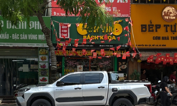 Cơm thố Bách Khoa sau phản ánh khu bếp 'nhếch nhác': Khách vẫn ra vào nườm nượp, người khen ngon và tiện, người... hơi lo lắng một chút