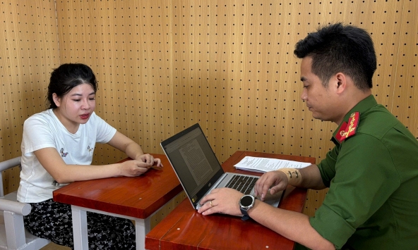 Ra quyết định khởi tố nhân viên Kim Thị Linh SN 2001 cùng nữ quản lý