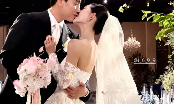 Drama sốc trong đám cưới sao nữ nổi tiếng và chồng phông bạt: Khách mời không thèm gửi tiền mừng nhưng “ăn như thuồng luồng” còn làm loạn khán phòng