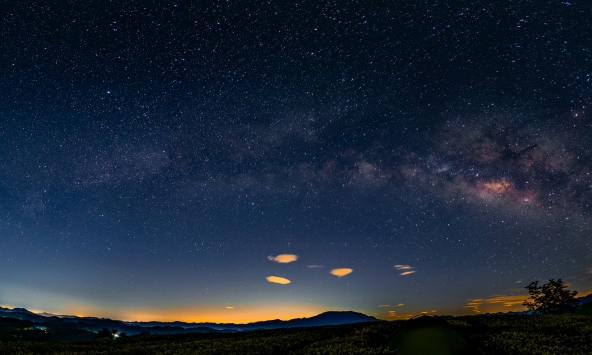 Không cần lên Tây Bắc trekking vất vả, cách Hà Nội hơn 100km có điểm cắm trại săn Milky Way cực đẹp, còn được ngắm đồi chè non mơn mởn
