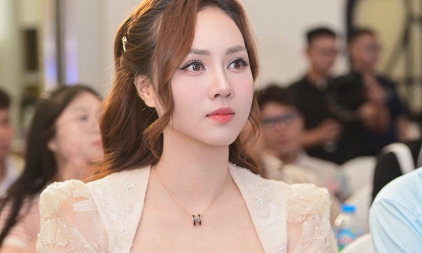 Vợ kém 15 tuổi của cựu Phó giám đốc Nhà hát Kịch Hà Nội bức xúc: 'Tôi không phải phụ nữ lẳng lơ'